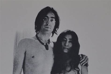 yoko ono nackt|Why John Lennon and Yoko Ono Posed Naked For an Album Cover